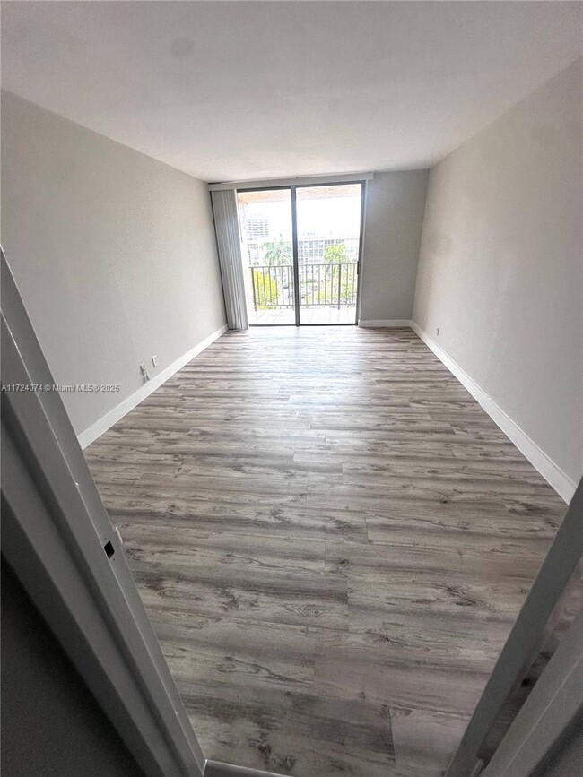 Building Photo - 1 bedroom in Hallandale FL 33009