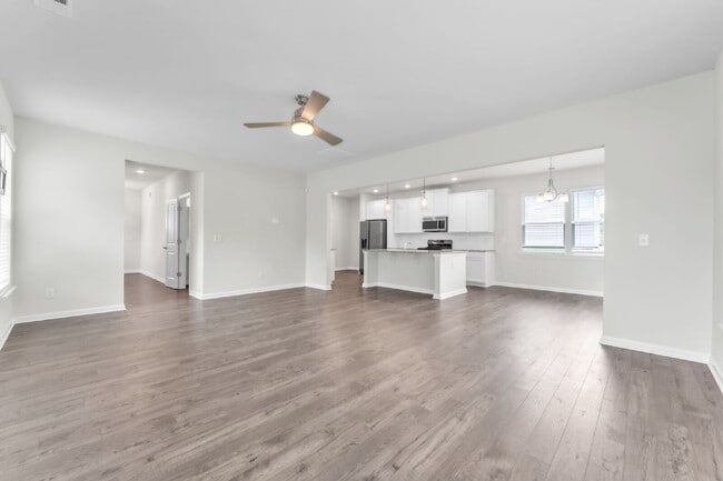 Building Photo - Elegant 3BR/2.5BA Home with Loft & 2-Car Garage in Persimmon Hill $2,100/mo rent