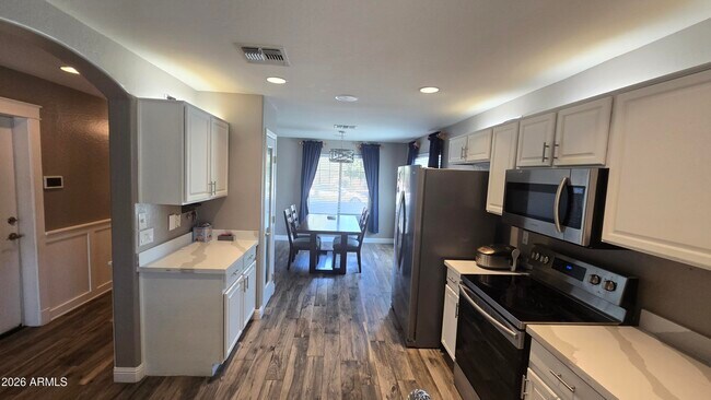 Building Photo - 3423 E Crescent Way