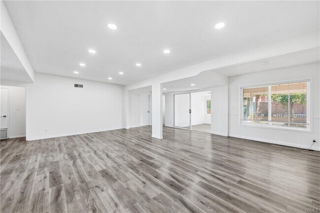 Foto del edificio - 10418 Gothic Ave