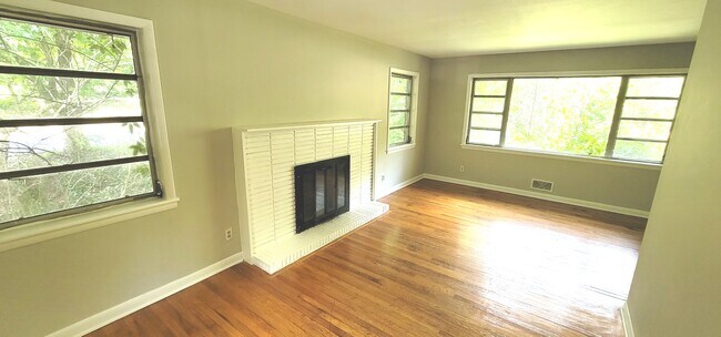 Foto del edificio - 529 S Hairston Rd