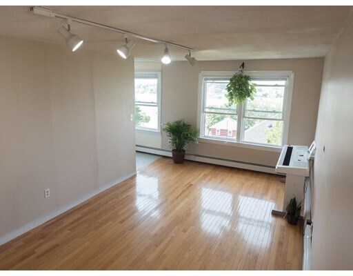 Foto del edificio - 37 Merrill Rd