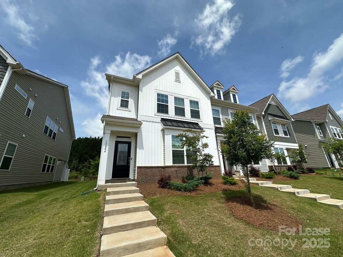 Foto del edificio - 15744 Country House St