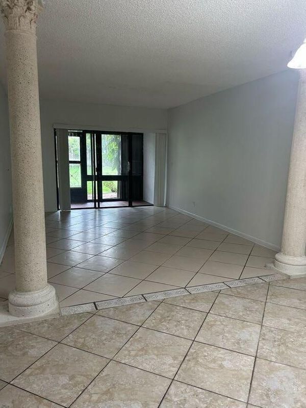 Foto del edificio - 5975 Forest Hill Blvd