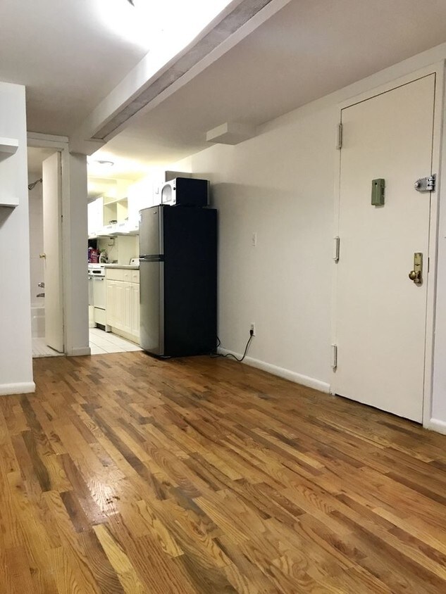 Primary Photo - 413 E 9th St