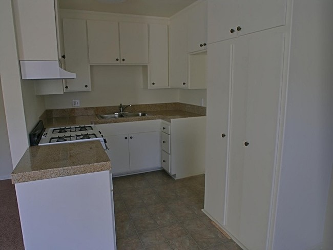 Building Photo - 7230 Independence Ave