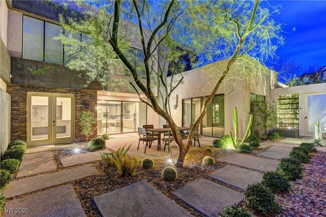 Building Photo - 861 Vegas View Dr