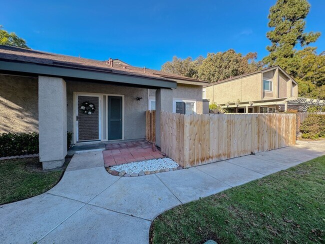 Foto del edificio - Completely Renovated 3+ Bed, 2 Bath Tierra...