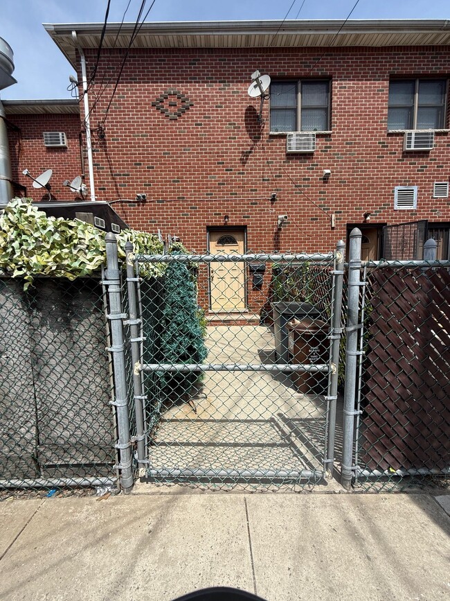 Foto del edificio - 58-19 College Point Blvd