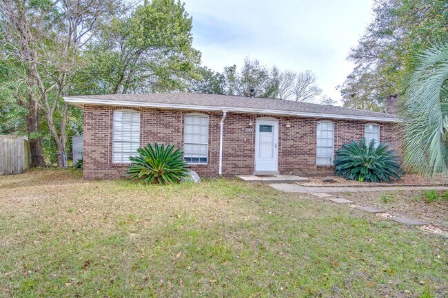 Building Photo - Spacious 3/2 Brick ranch home with a nice ...