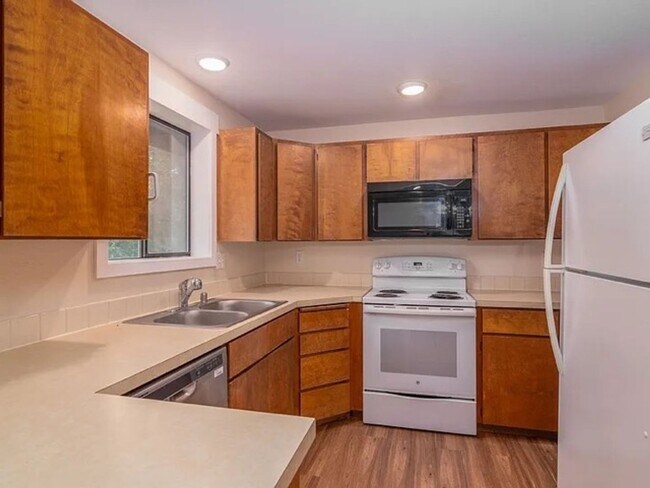 Foto del edificio - 4 Bed, 2 Bath Duplex Next to EWU!