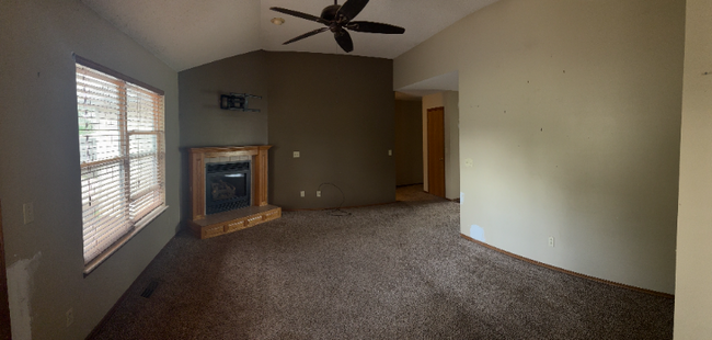 Building Photo - 405 Valley View