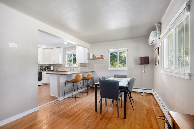 Building Photo - Charming 2bed/1.5bath Bungalow near Wash Park