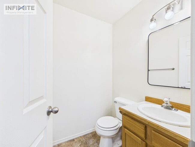 Building Photo - Great Three Bedroom Condo in Belgrade!