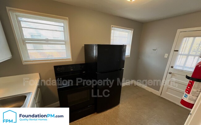 Foto del edificio - 1570 Rebecca St