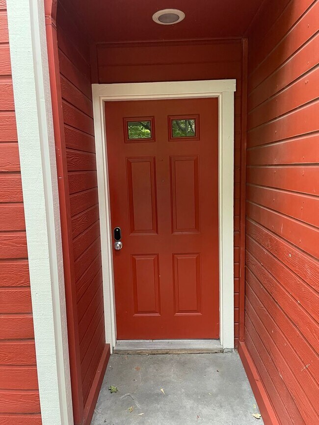 Foto del edificio - Two Bedroom 1.5 Bath Townhome unit in Standford Park HOA