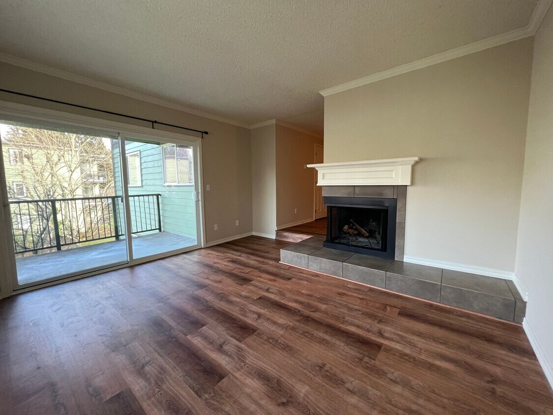 Foto principal - Roomy Top Floor Condo - Avail Now!