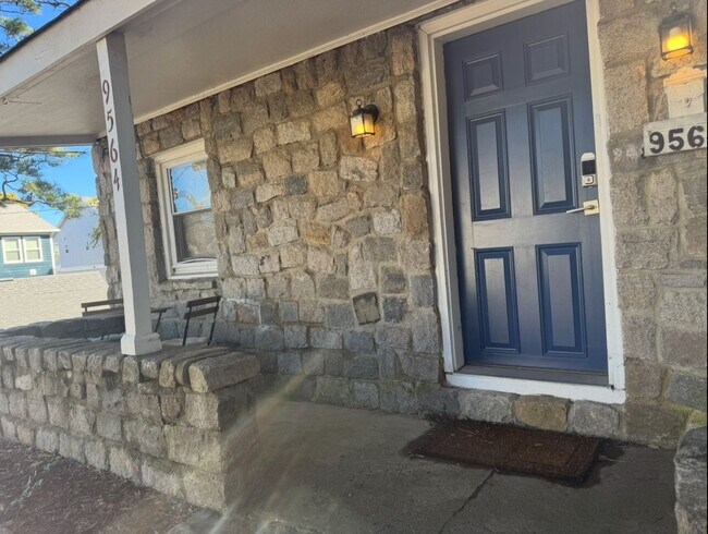 Building Photo - Four Bedroom Coastal Beach Home!