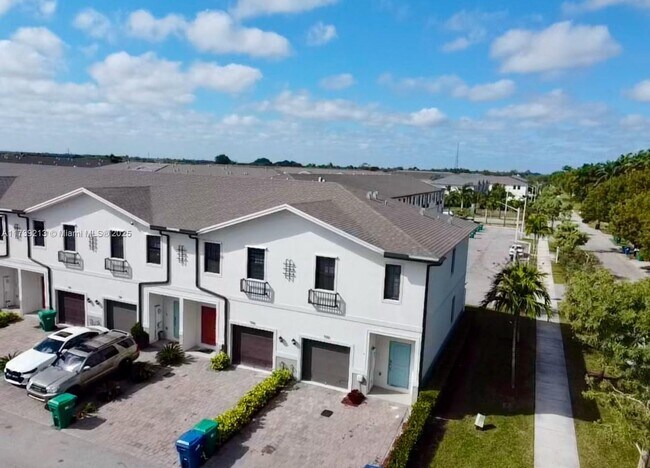 Foto del edificio - 1100 SW 6th Ct