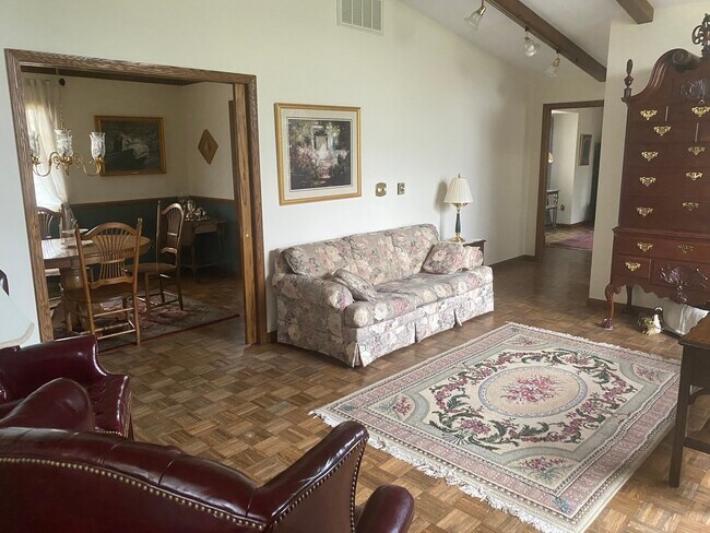 Foto del edificio - 699 Weaver Hill Rd