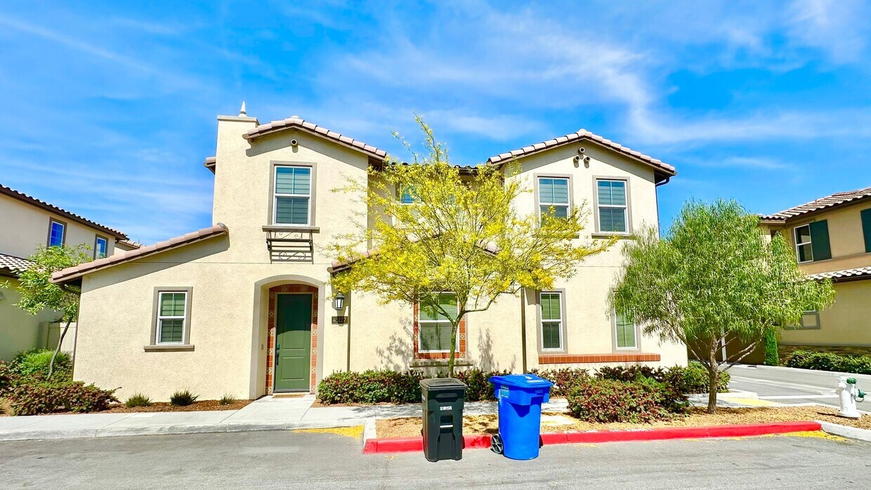 Foto principal - Beautiful Two-Story in the Private and Gat...