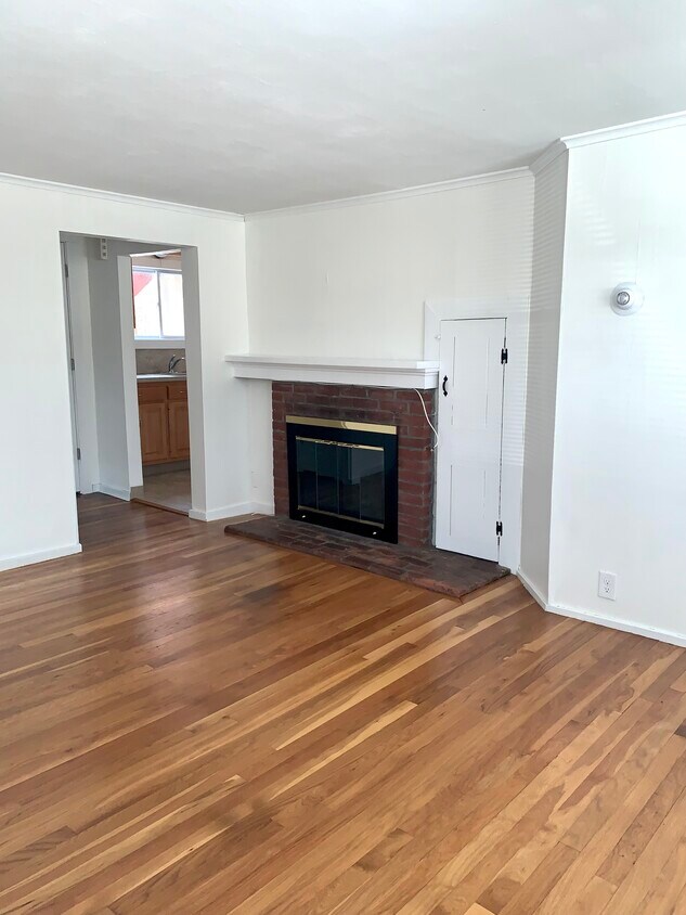 Primary Photo - 1490 Farmington Ave