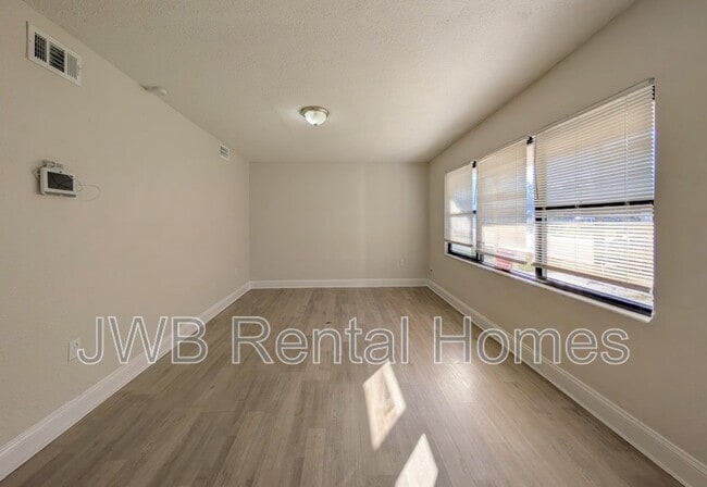 Building Photo - 3143 W 5th St