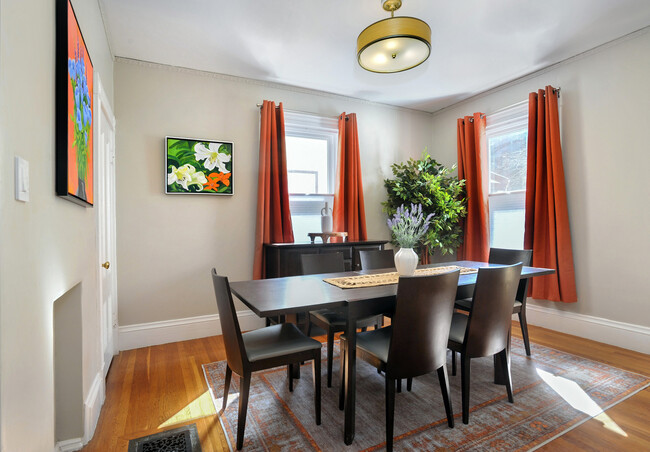 FURNISHED-dining room w extended table-4 or 6 seats - 7 Lester Pl