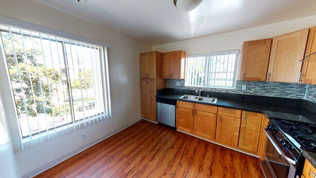 Building Photo - 245 S Doheny Dr