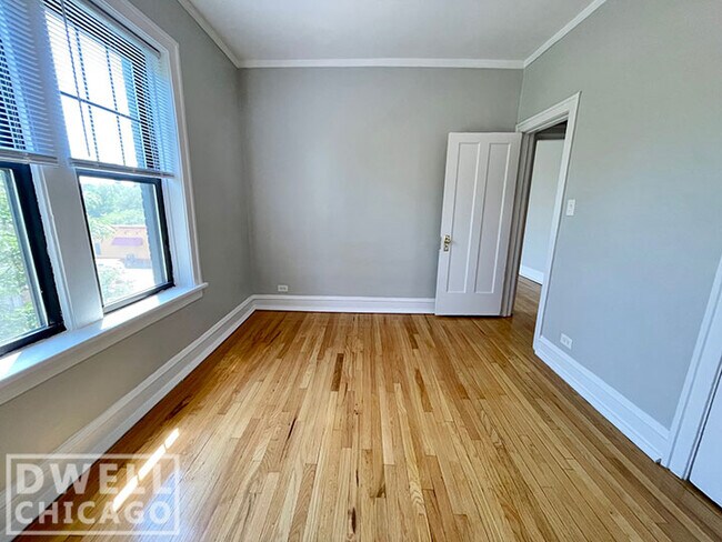 Foto del edificio - 2335 W Addison St