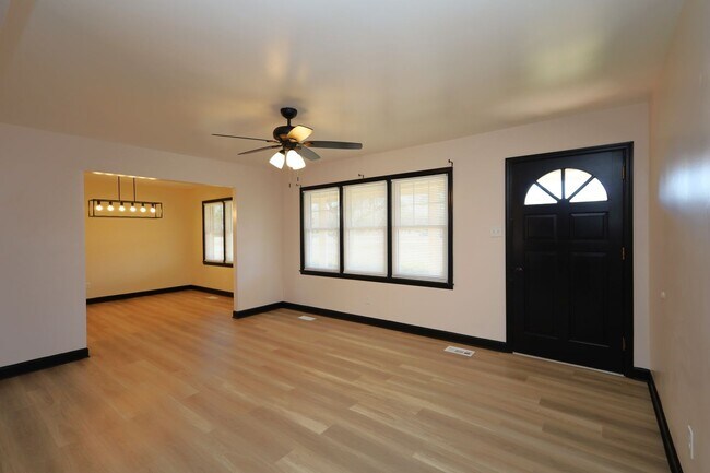 Foto del edificio - 4018 N Oak Street Extension