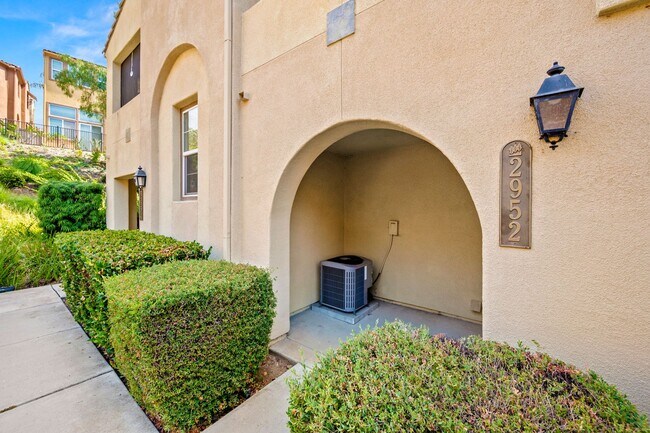 Building Photo - Mission Valley 3 Bedroom Townhome at Escal...
