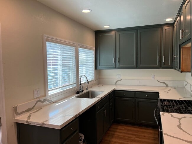 Building Photo - Beautifully Renovated 2 Bed / 1 Bath in Co...
