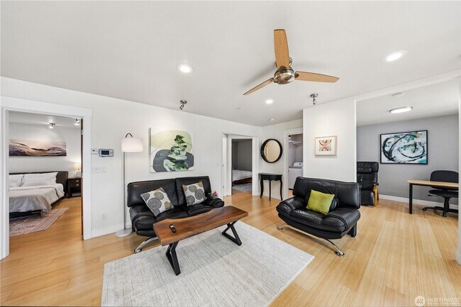 Foto del edificio - Elevated 2-Bedroom Home with Lake Sammamish Views
