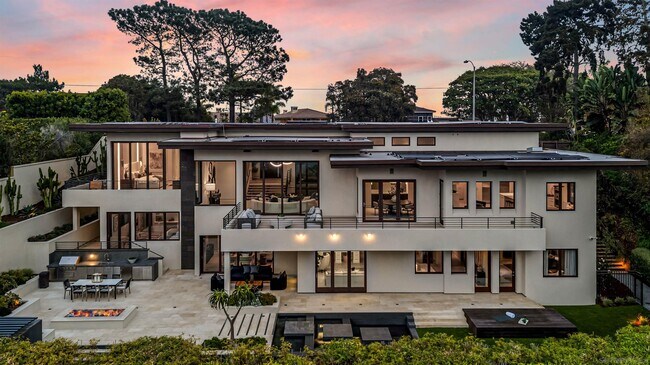 Building Photo - 8070 La Jolla Scenic Dr N