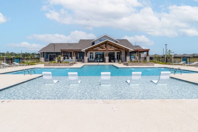 Building Photo - The Oasis at Southpark