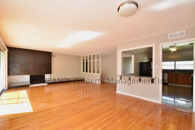 Building Photo - Spacious Three Bedroom Larkspur Home