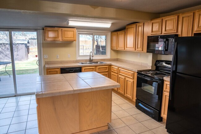 Foto del edificio - 3-bed, 2-bath home with large back yard