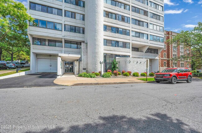 Foto del edificio - 550 Clay Ave
