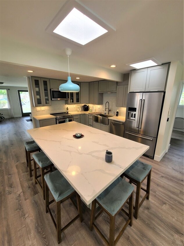 Primary Photo - 4 bed, 2 bath, EV on a private lane - comp...