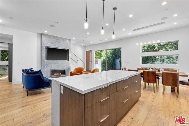 Foto del edificio - 8149 Waring Ave