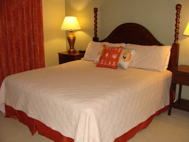 Building Photo - 1-bedroom furnished condo with fenced courtyard