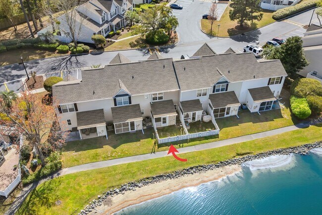 Foto del edificio - Charming Townhome with Water Views near The Market Common!