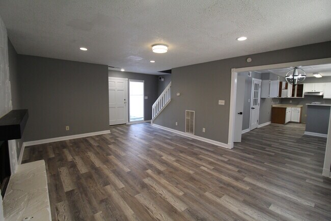 Building Photo - 530 Roys Ct