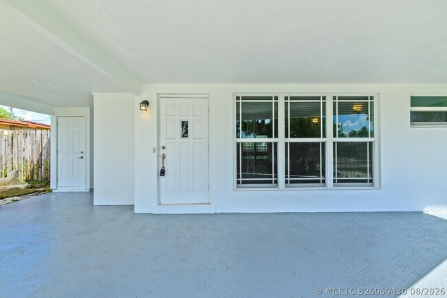 Building Photo - 921 SE 15th Ct