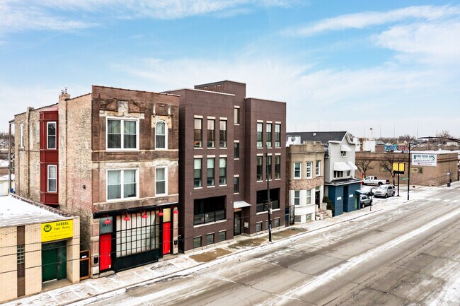 Building Photo - 3037 W Belmont Ave