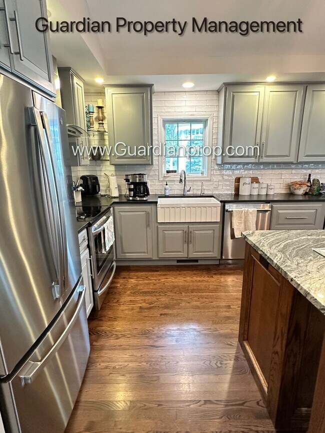 Foto del edificio - Maple Grove Single Family Home, Fenced Yard, 3 Car Garage, Deck, Available 7-31