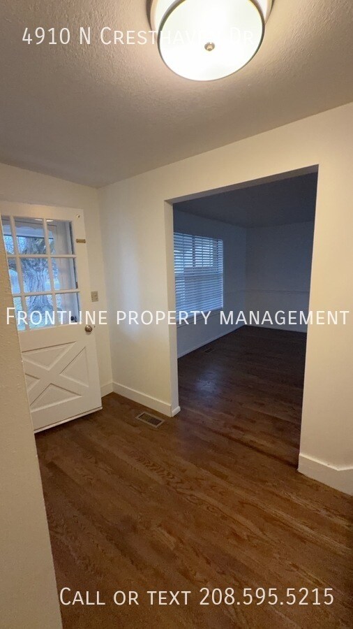 Foto del edificio - 4910 Cresthaven Dr