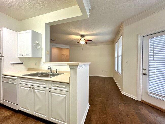 Foto del edificio - 2 Bedroom, 2 Bath Condo in Southampton Poi...