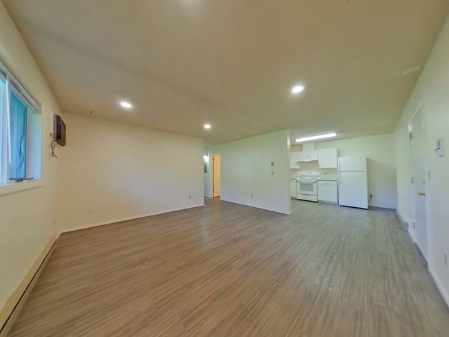 Building Photo - 2BR/1Ba, close to 7th Street, food truck court and shopping